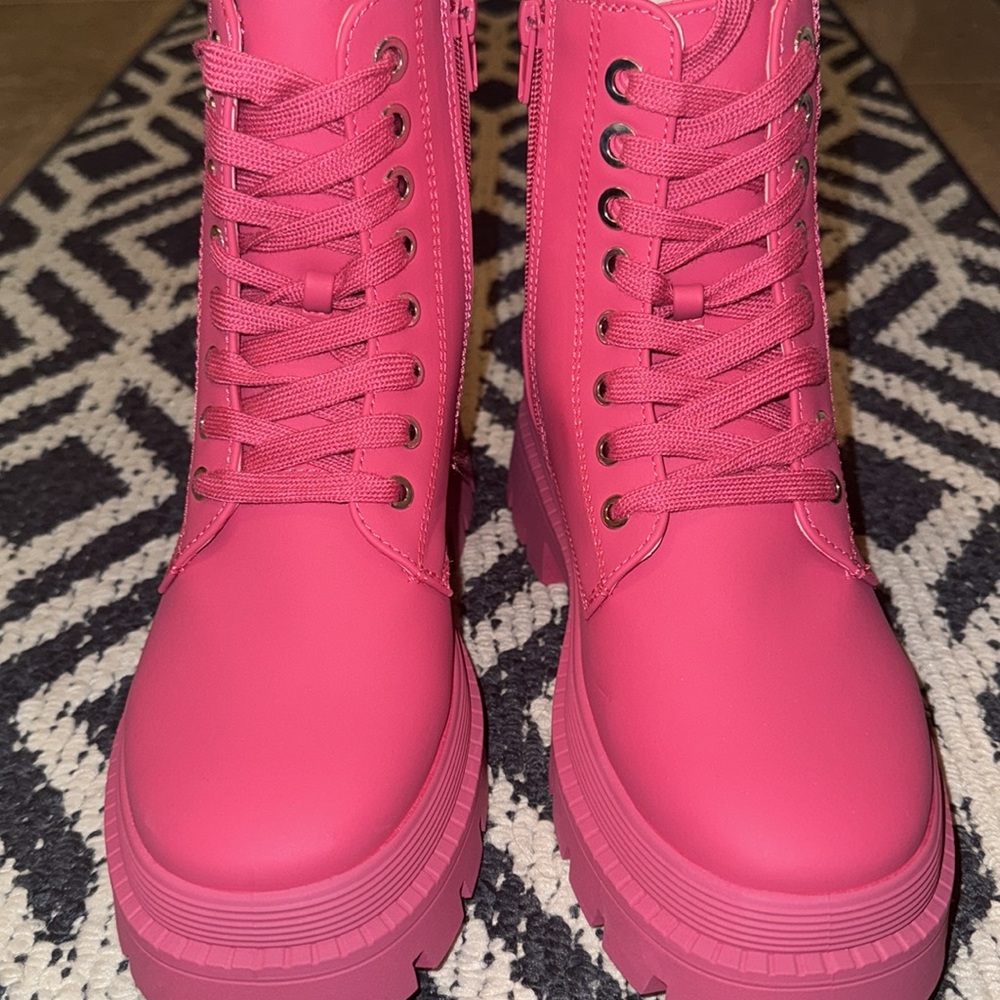 NEW HOT PINK SLUG BOOTS W. LACES TO ADJUST FITTING BUT ZIPPERS TO TAKE ON/OFF